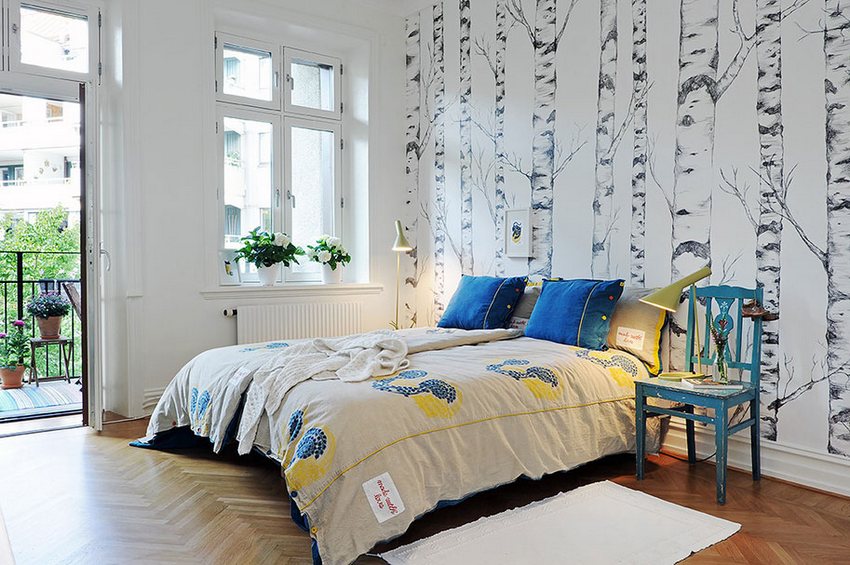 Пример сочетания двух видов обоев – белоснежных и с рисунком создают неповторимо-воздушный интерьер в спальне
