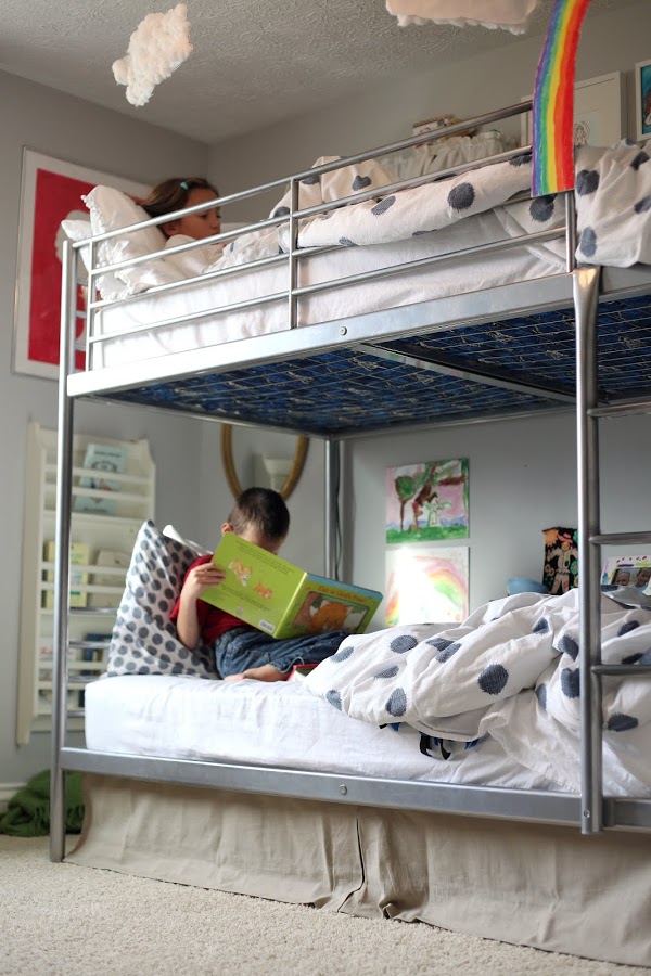 Двухярусная кровать в интерьере комнаты для разнополых детей