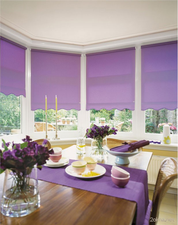 Фото - фиолетовые ролл-шторы на кухне