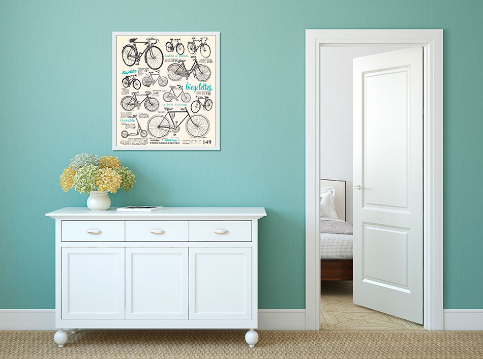 Ретро-постер с велосипедами в белой раме над комодом в коридоре в стиле прованс