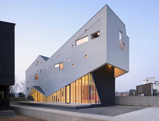 sculptural home negative space 1 thumb 630xauto 49782 House with a Home Theater Mezzanine by Hoon Moon