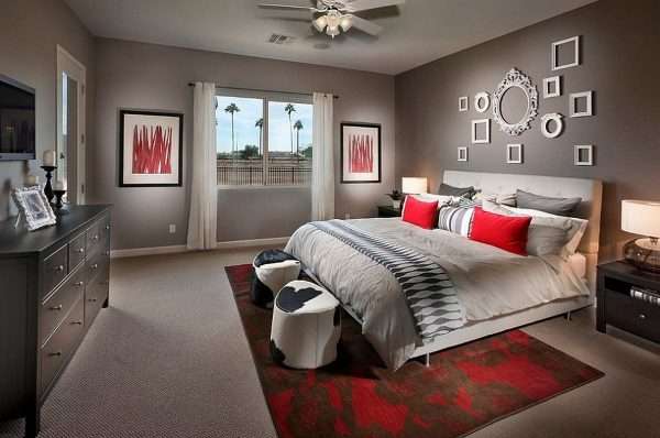 Сочетание серого и активного красного в интерьере спальни