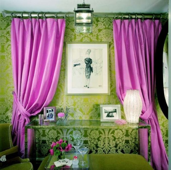 фиолетовые шторы на фоне зелёных стен гостиной