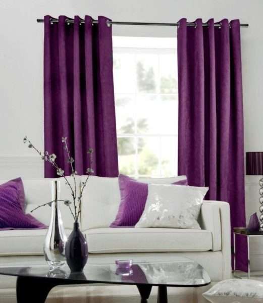 фиолетовые шторы насыщенного оттенка в интерьере гостиной