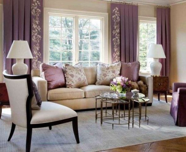 фиолетовые шторы с узором в интерьере гостиной