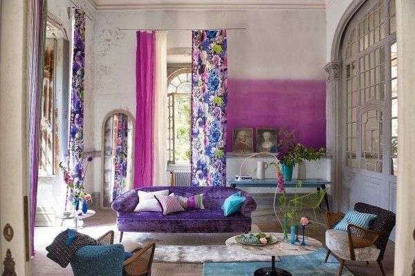 яркие фиолетовые шторы с цветочным принтом в гостиной