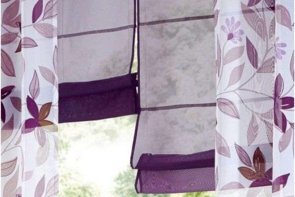 рулонные фиолетовые шторы с тюлью в интерьере гостиной