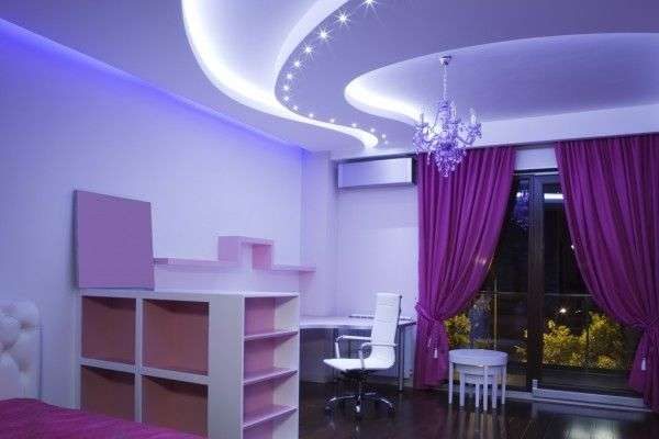 фиолетовые шторы в интерьере гостиной с подсветкой