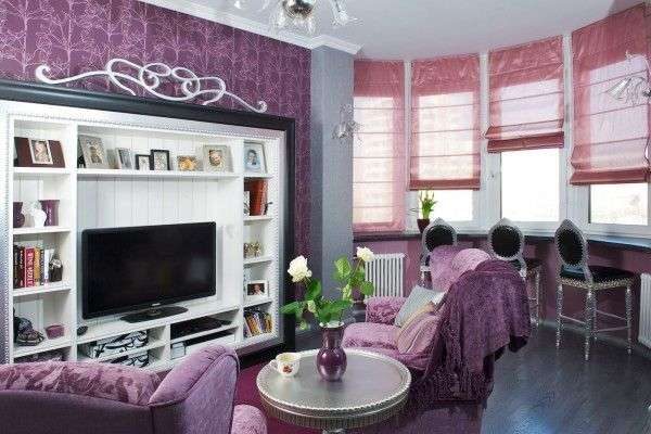 фиолетовые римские шторы в интерьере гостиной