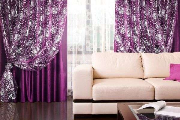 фиолетовые шторы с перозрачной тюлью в интерьере гостиной