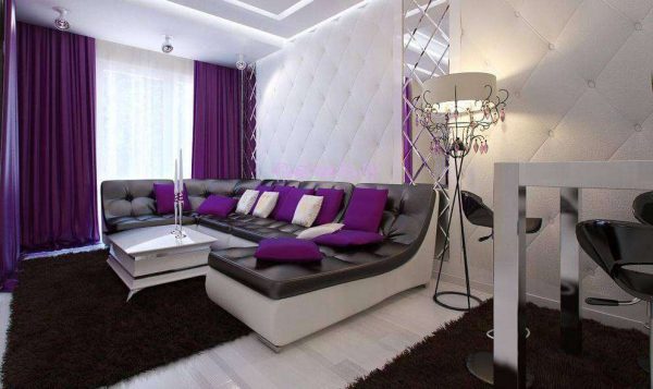 фиолетовые шторы в интерьере гостиной, совмещённой с кухней