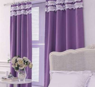 фиолетовые шторы в интерьере гостиной в светлых тонах