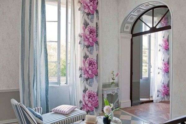 сиреневые шторы с цветами в гостиной