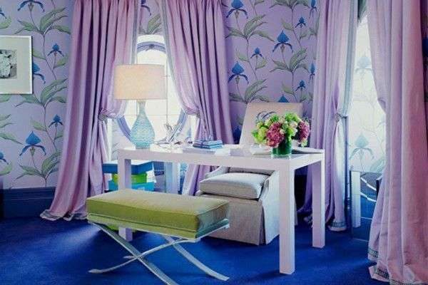 лавандовые шторы в интерьере гостиной с синими стенами