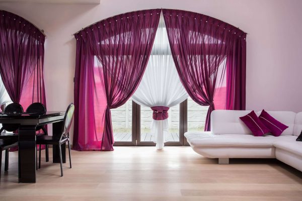 сиреневые шторы в гостиной минимализм