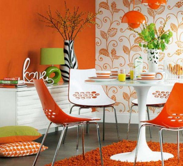 оранжевые обои в кухне с орнаментом