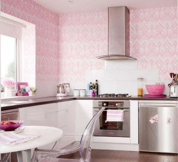 розовые обои в кухне с орнаментом