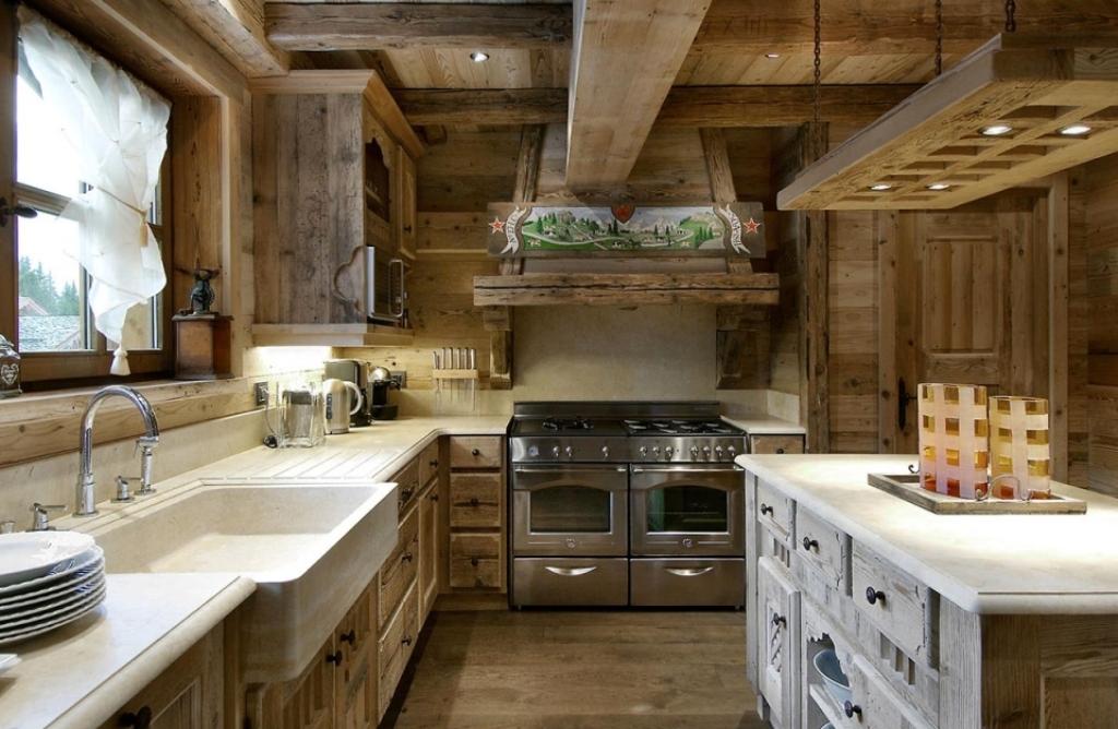 Такую кухню в стиле рустик можно спроектировать и в квартире