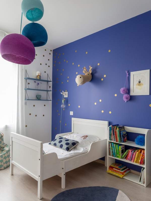 Синий цвет стен в детской комнате с сиреневым декором