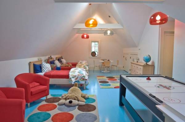 Голубой и красный цвета в интерьере детской комнаты