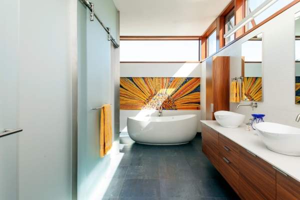 Дизайн интерьера ванной комнаты с раздвижными дверями из стекла