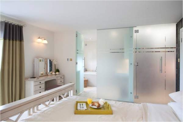 Раздвижные стеклянные двери для ванной из матового стекла с узором 