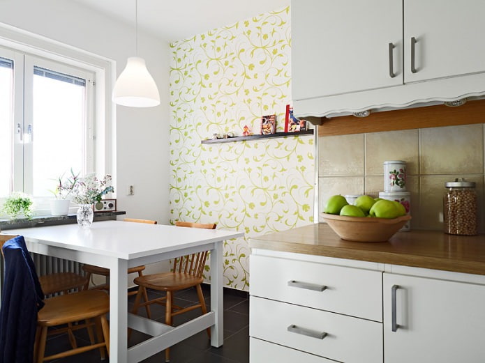 Бело-зеленые обои с растительным орнаментом в дизайне кухни