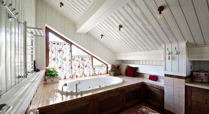 мансардная ванная с шторами