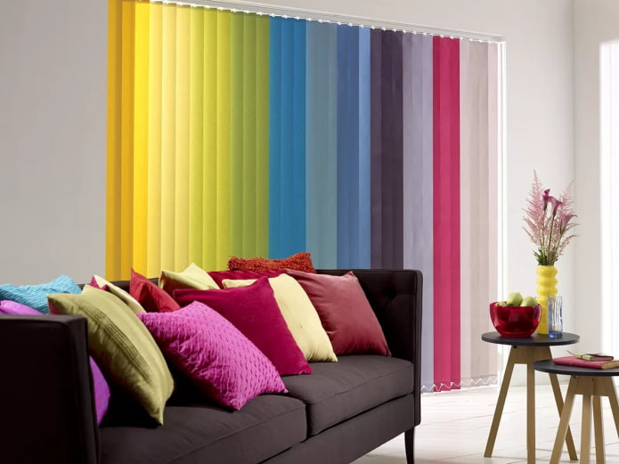 разноцветные жалюзи в гостиной
