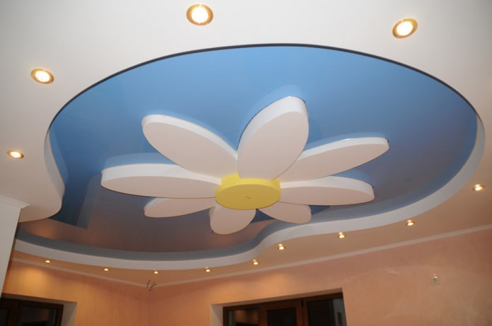 фигурная потолочная конструкция в форме цветка