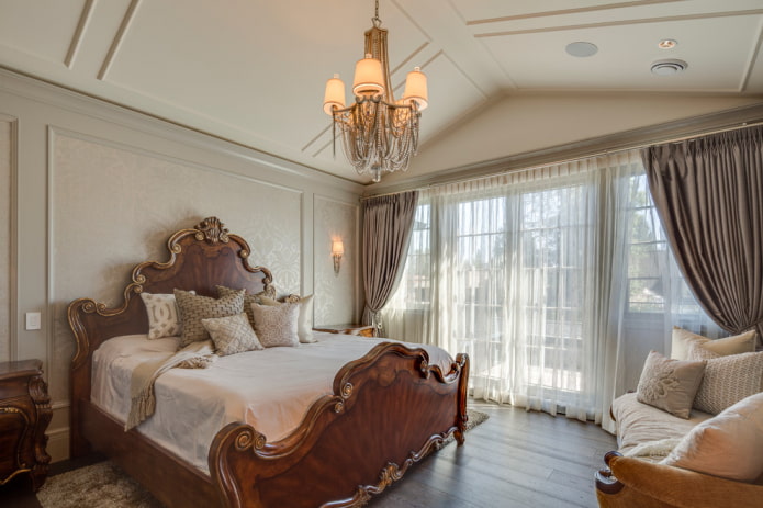 деревянная кровать в классическом стиле