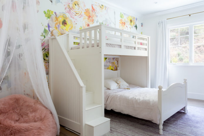 деревянная кровать в детской для девочки