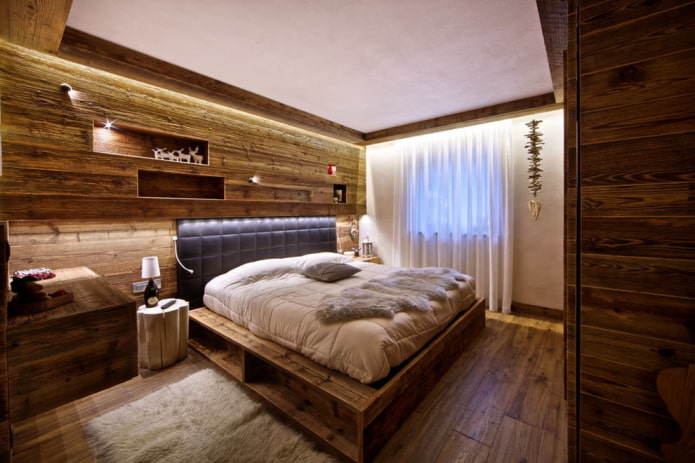 деревянная кровать в стиле шале