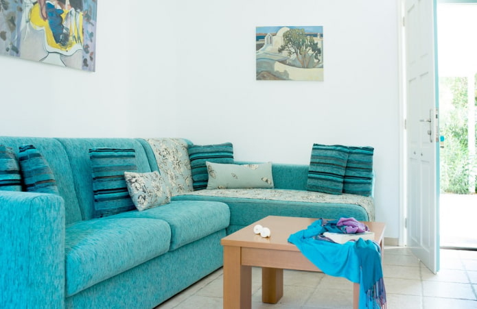 диван ярко-бирюзового цвета в интерьере