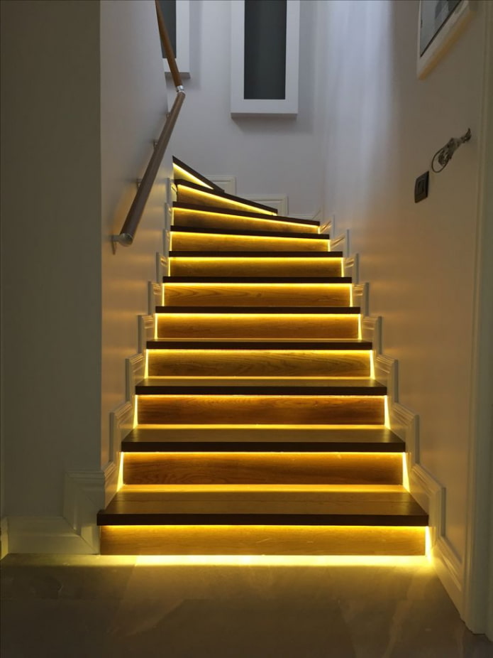 лестница со ступенями с подсветкой в доме