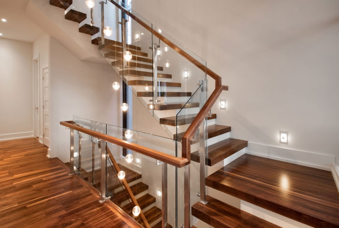лестница с комбинированным освещением в доме
