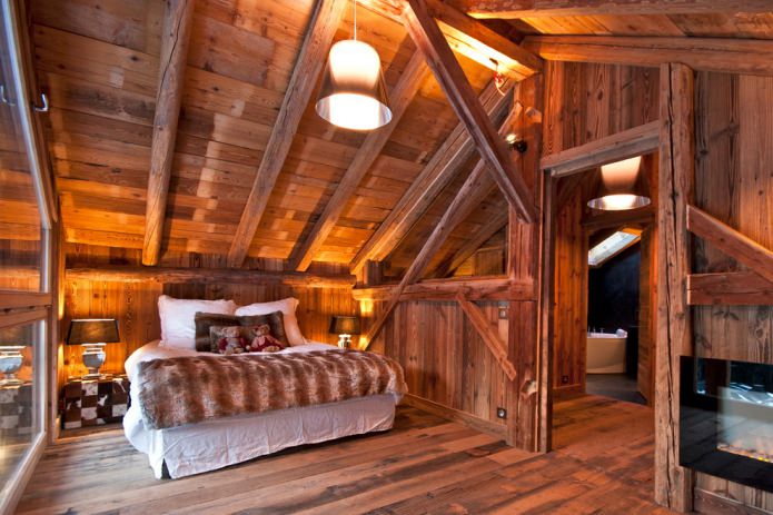 спальня с деревянным потолком
