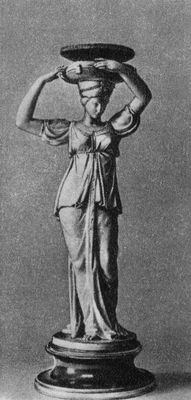 Ваза с женской фигурой из Гурьевского сервиза. 1809 — 18. Императорский фарфоровый завод.