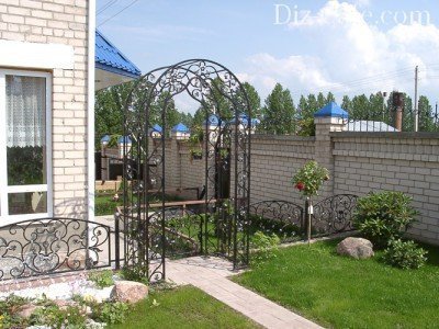 Арки могут сложить входом из внутреннего дворика в сад Арки могут сложить входом из внутреннего дворика в сад