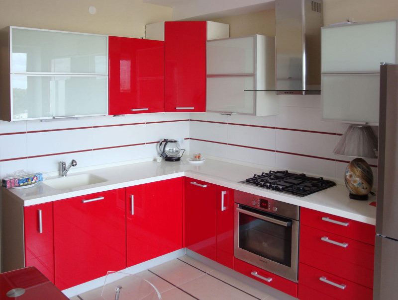 Красно-белая мебель в маленькой кухне