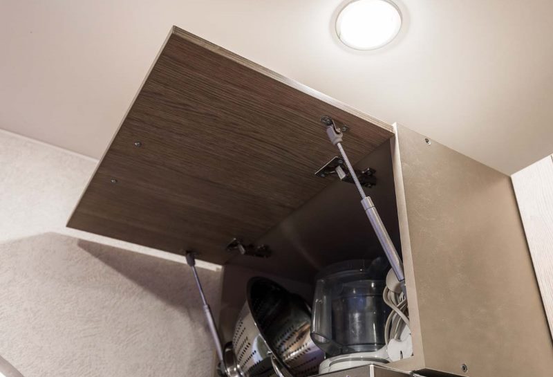 Шкаф с открытой дверцей на кухне хрущевки