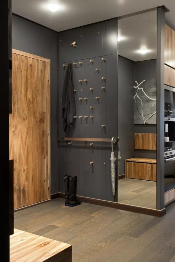 Серый шкаф с крючками для верхней одежды