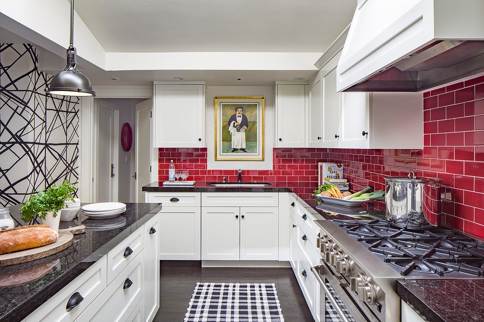 Красный фартук из глазированной плитки в интерьере кухни