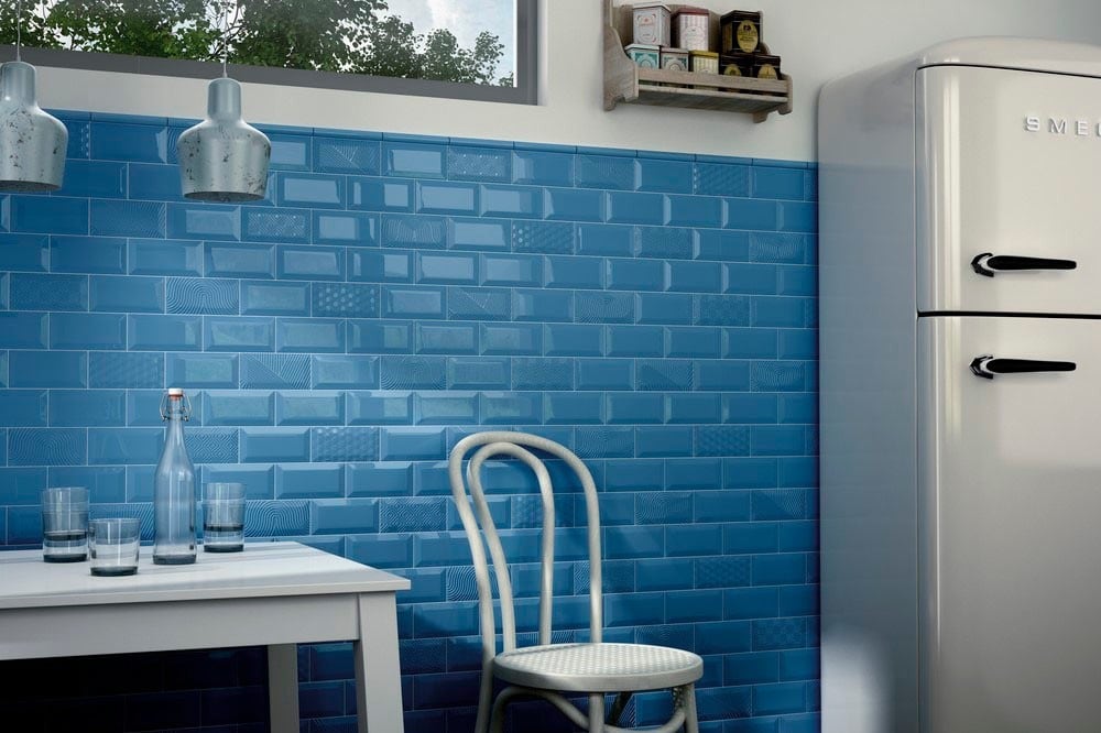Синяя стена кухни с покрытием из керамической плитки