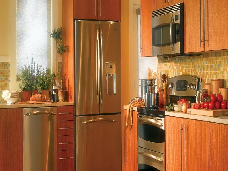 Встроенный холодильник в кухне небольшого размера