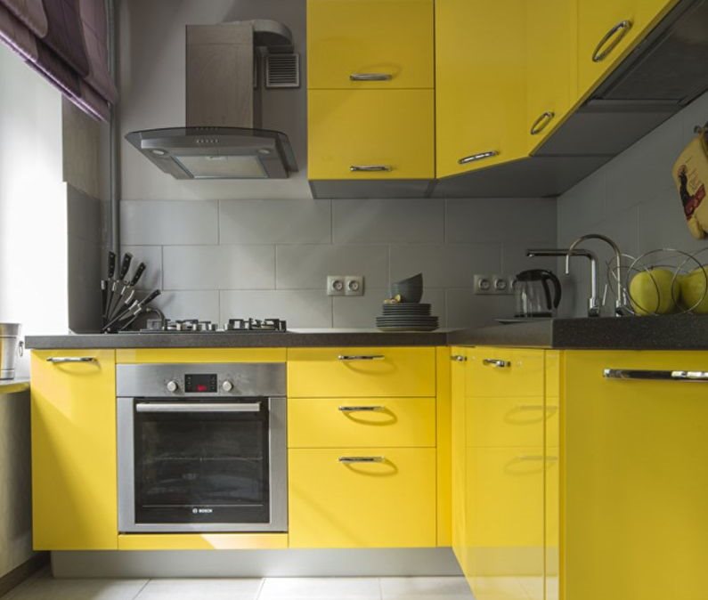 Угловая кухня с желтыми фасадами