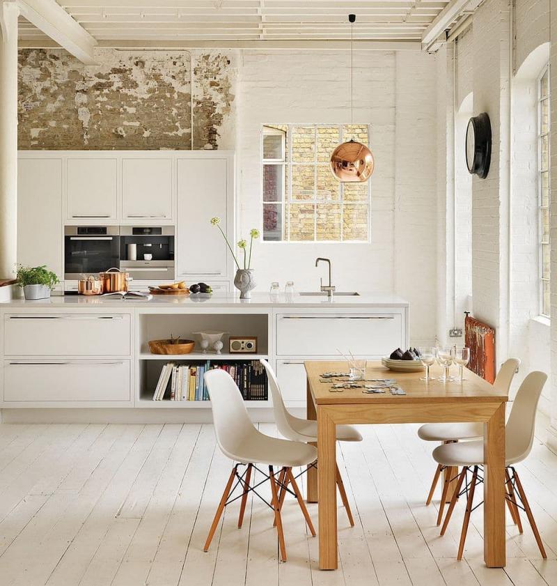 Стол из дерева в обеденной зоне кухни в скандинавском стиле
