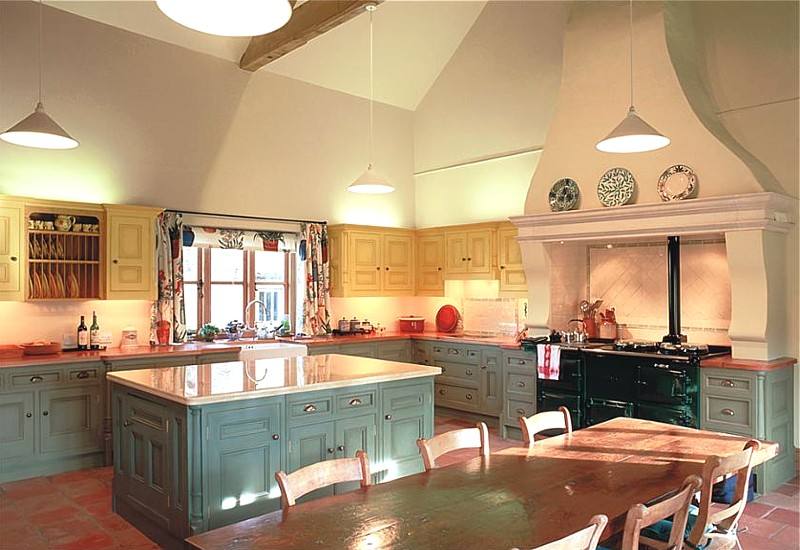 Интерьер кухни в викторианском стиле с высоким потолком