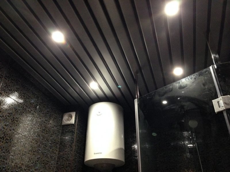 Черный потолок реечного типа со встроенными светильниками