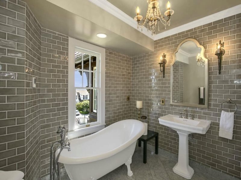 Светло-серая плитка в ванной классического стиля